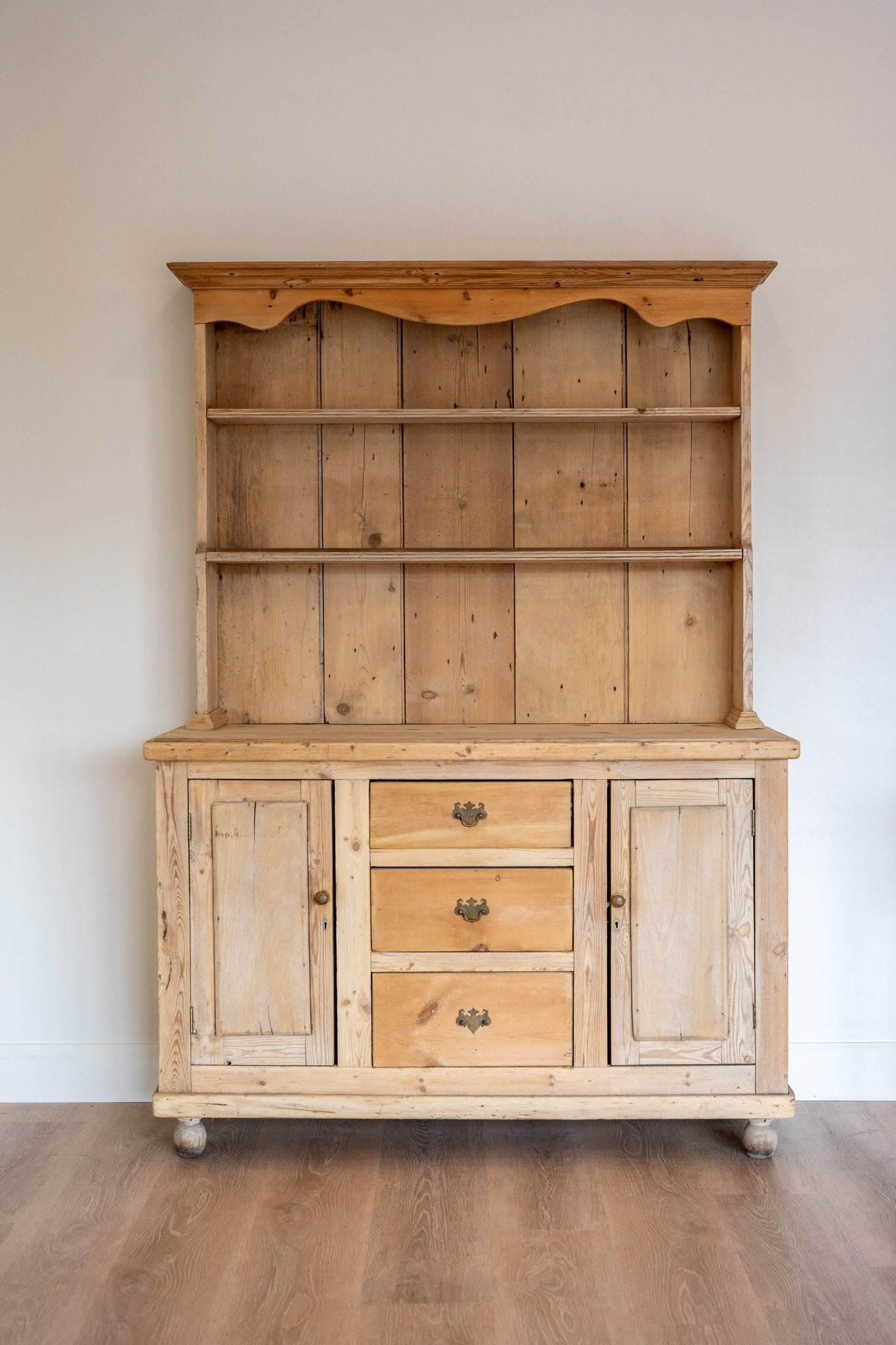 Scalloped Edge Kitchen Dresser - IDYLL MANOR