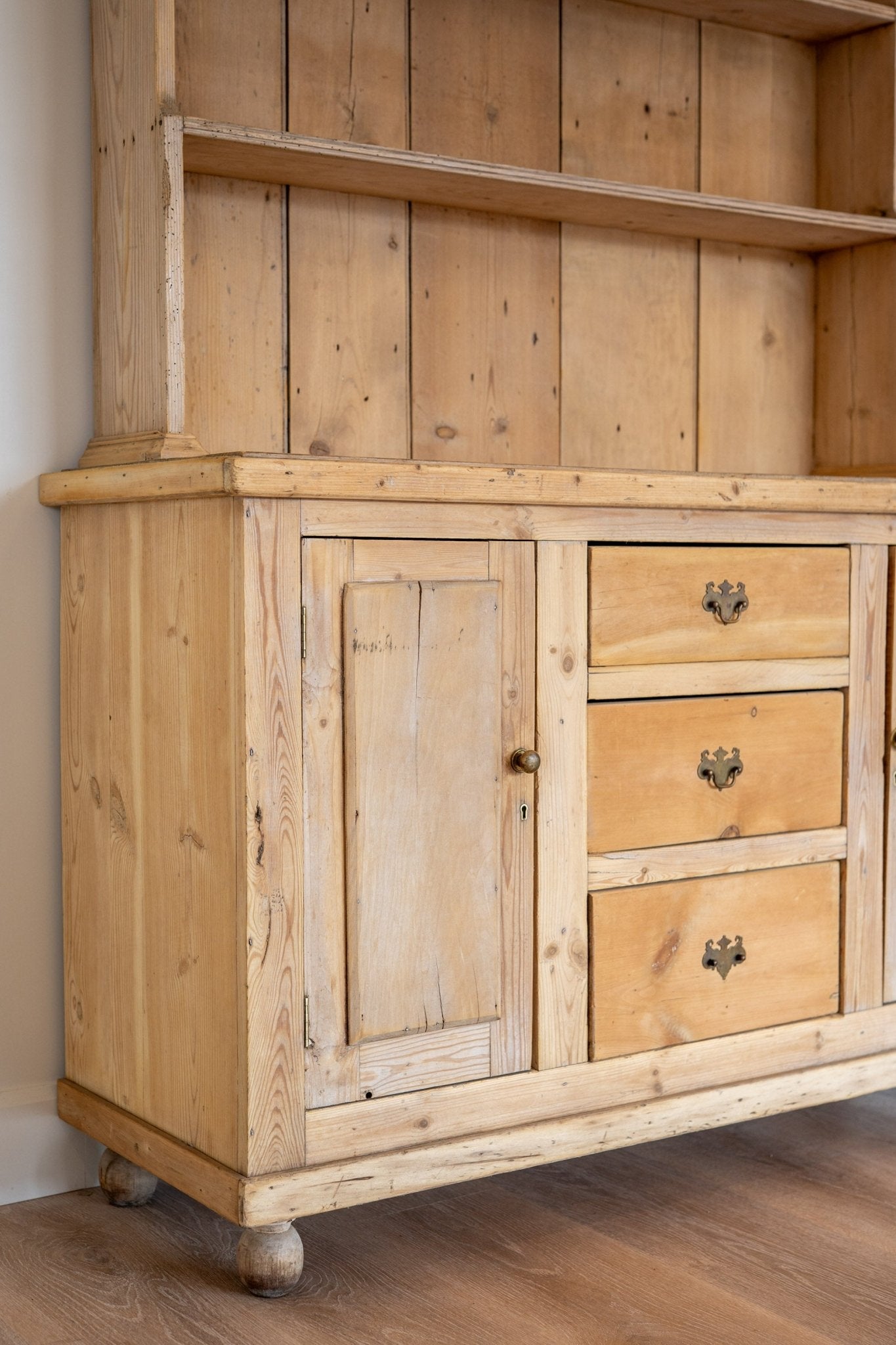 Scalloped Edge Kitchen Dresser - IDYLL MANOR