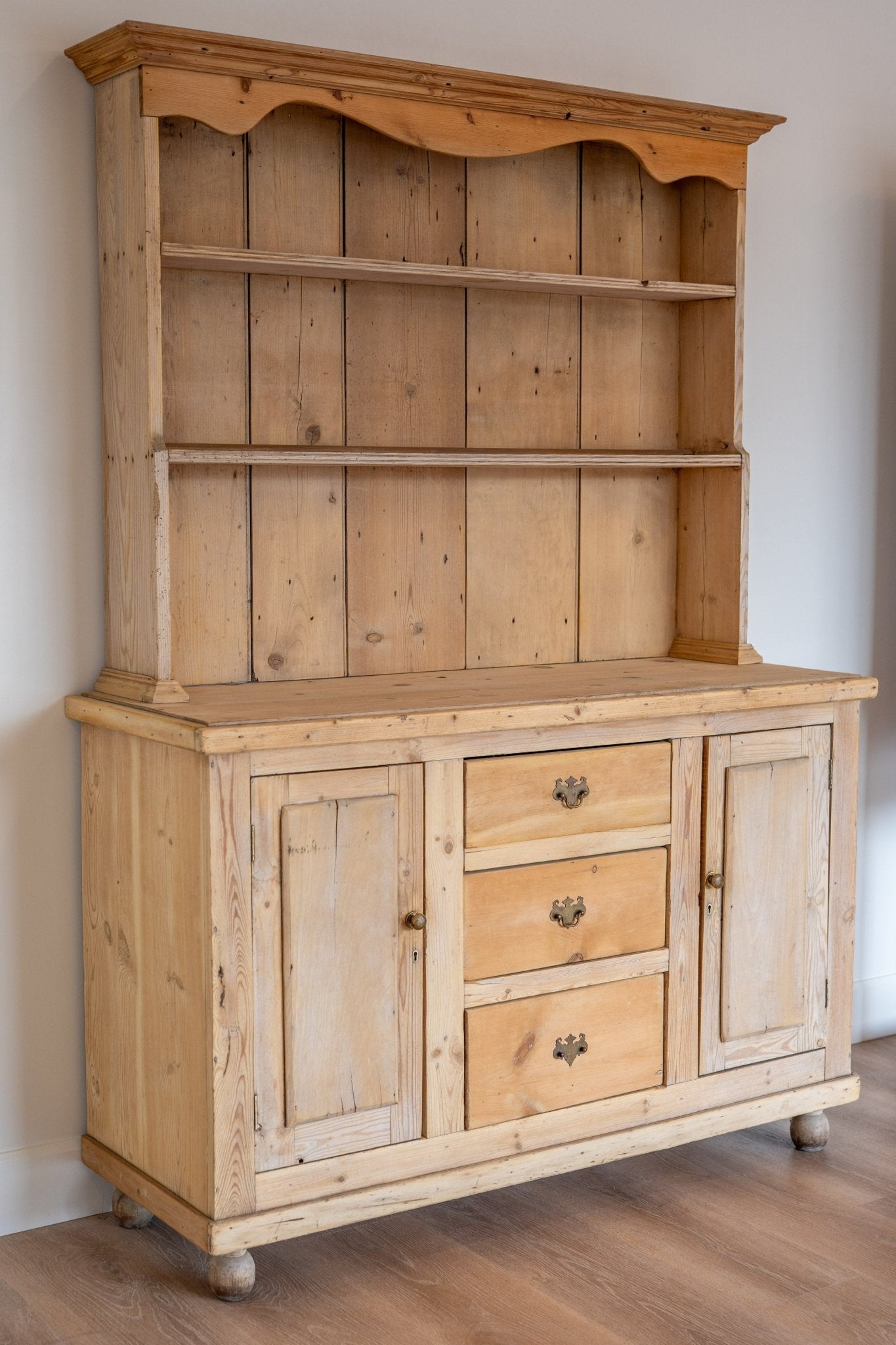 Scalloped Edge Kitchen Dresser - IDYLL MANOR