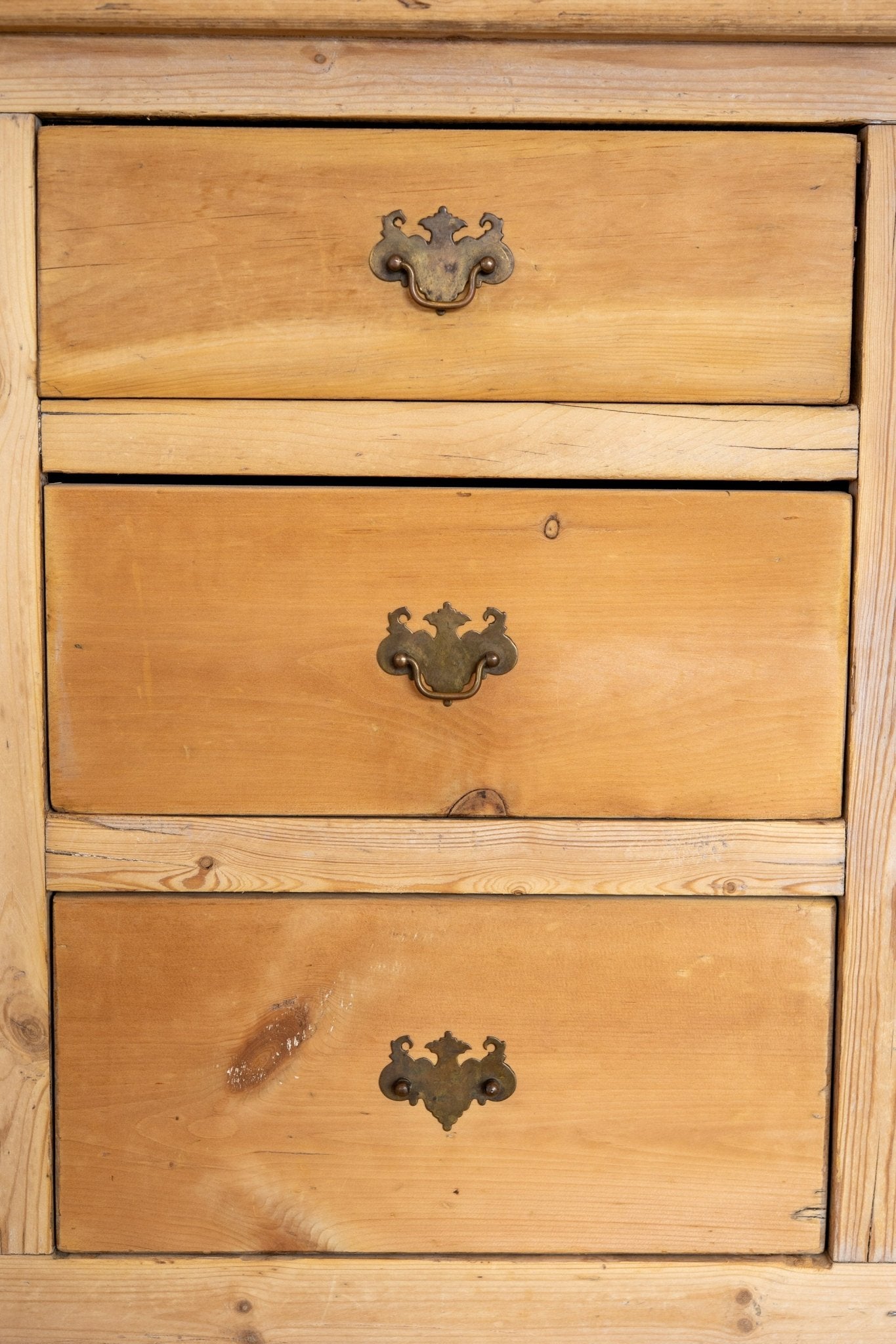 Scalloped Edge Kitchen Dresser - IDYLL MANOR