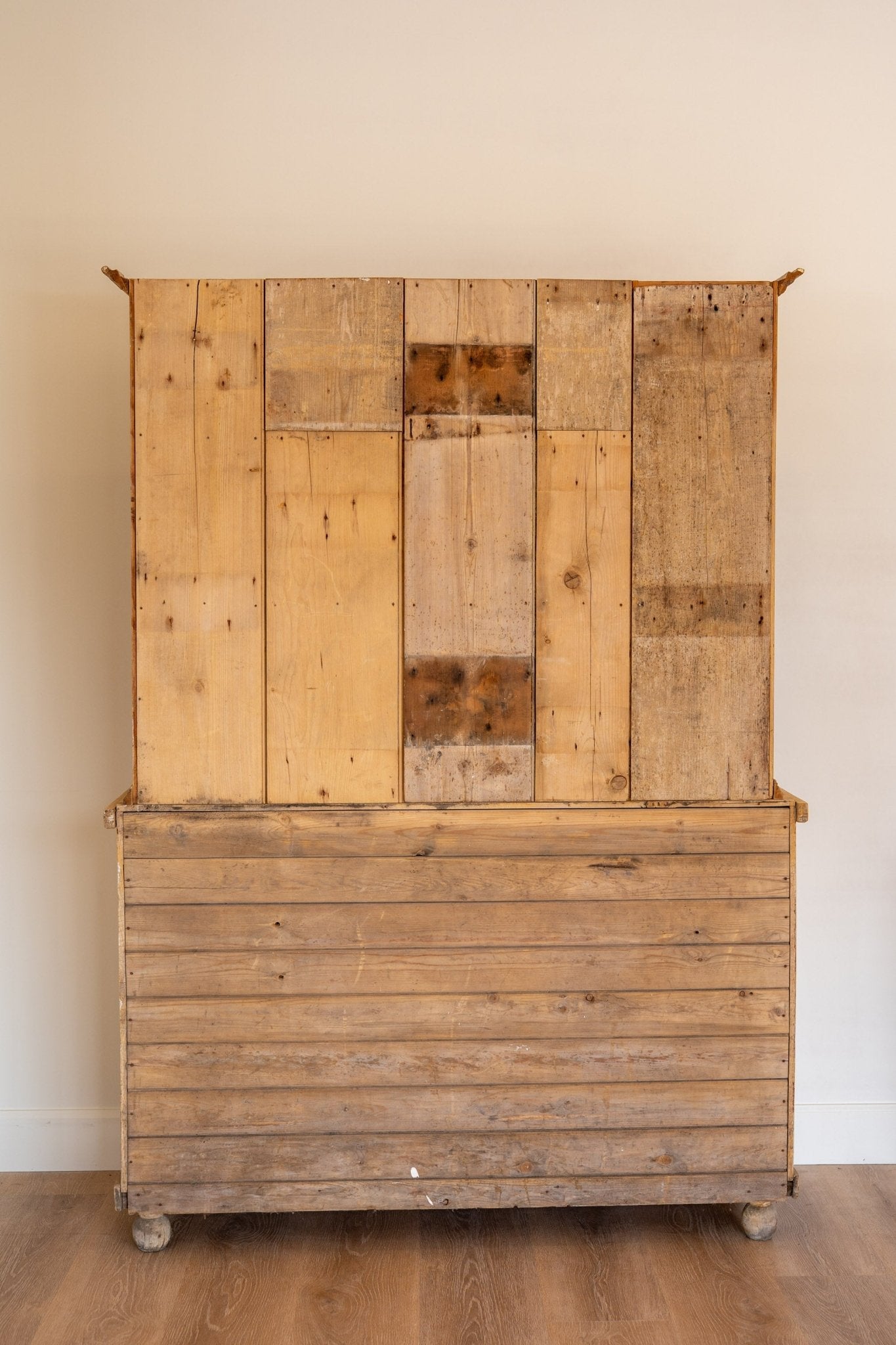Scalloped Edge Kitchen Dresser - IDYLL MANOR