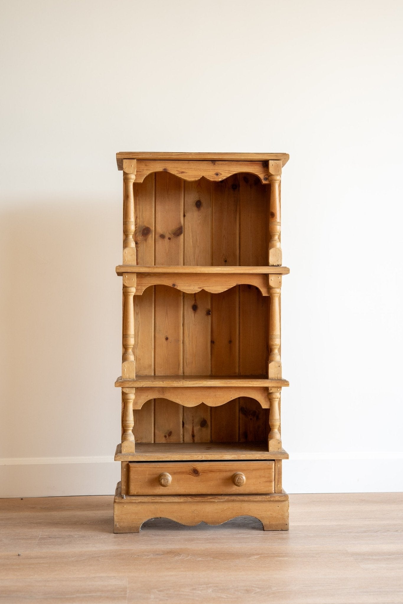 Pine Nursery Bookcase - IDYLL MANOR