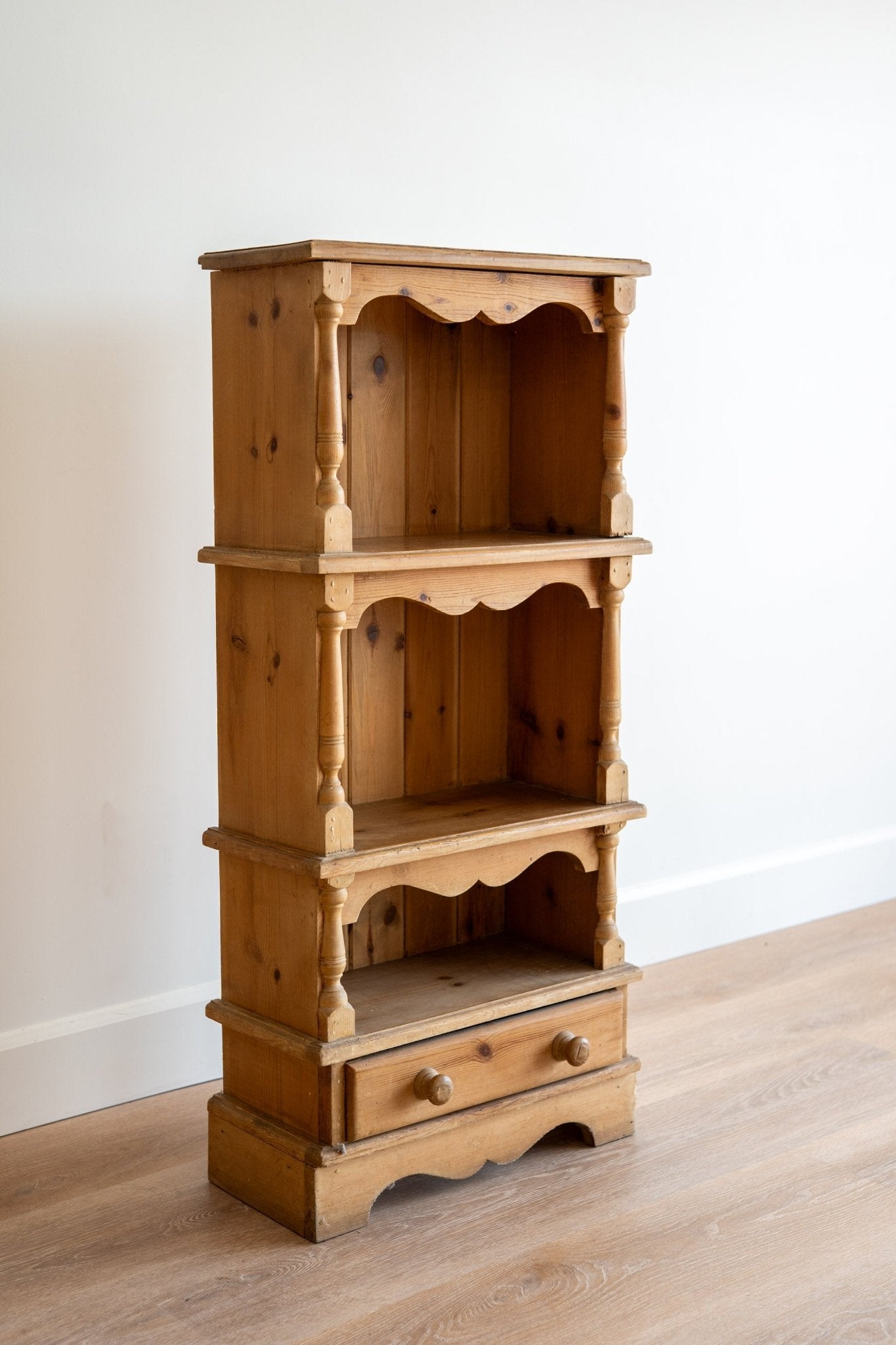 Pine Nursery Bookcase - IDYLL MANOR