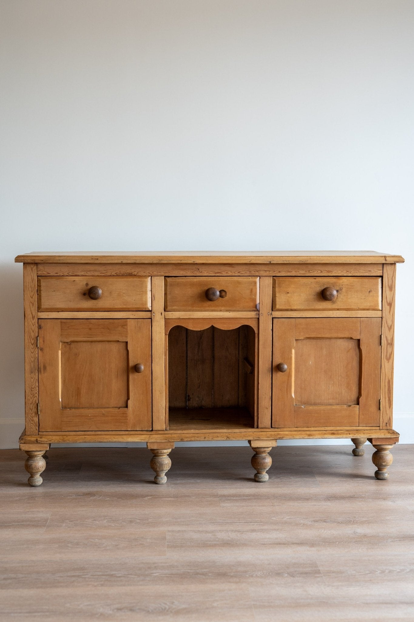 English Sideboard With Scallop - IDYLL MANOR