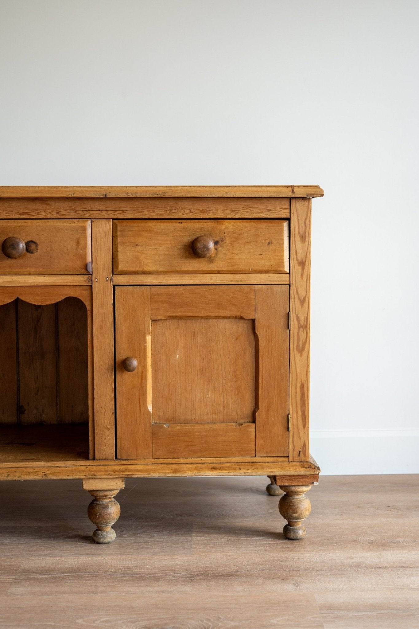 English Sideboard With Scallop - IDYLL MANOR