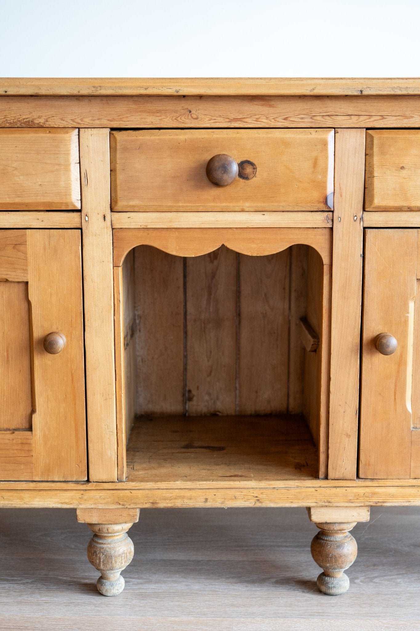 English Sideboard With Scallop - IDYLL MANOR