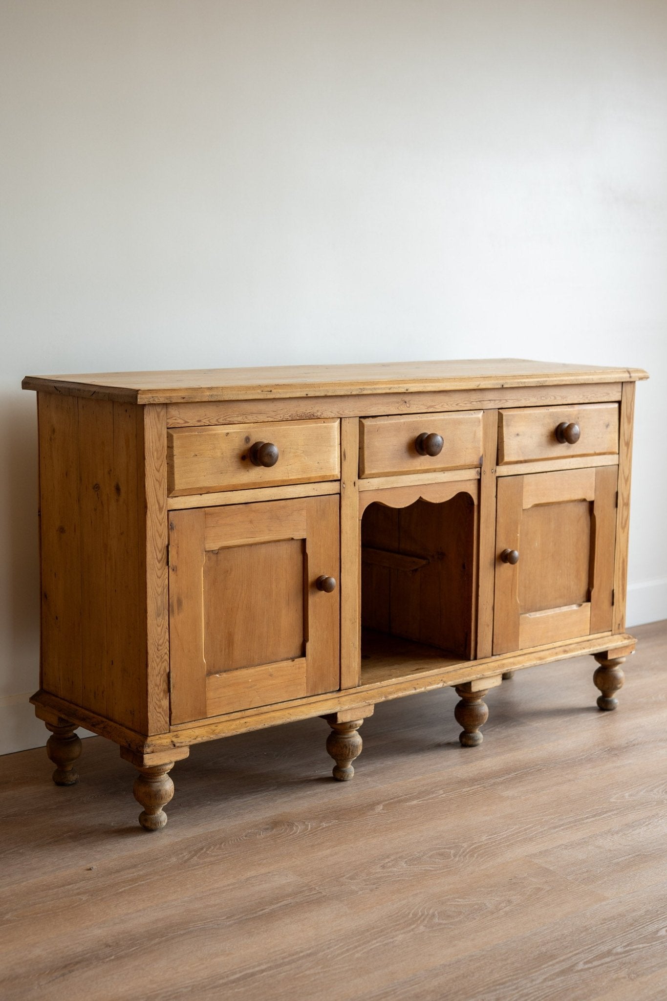 English Sideboard With Scallop - IDYLL MANOR