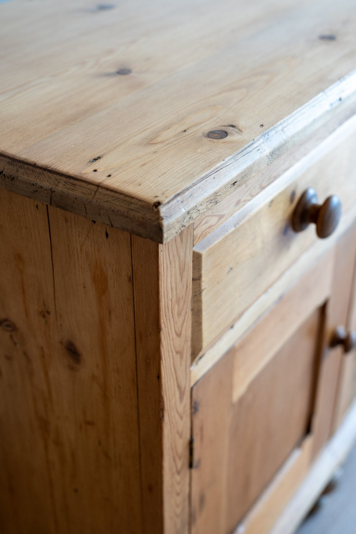 English Sideboard With Scallop - IDYLL MANOR