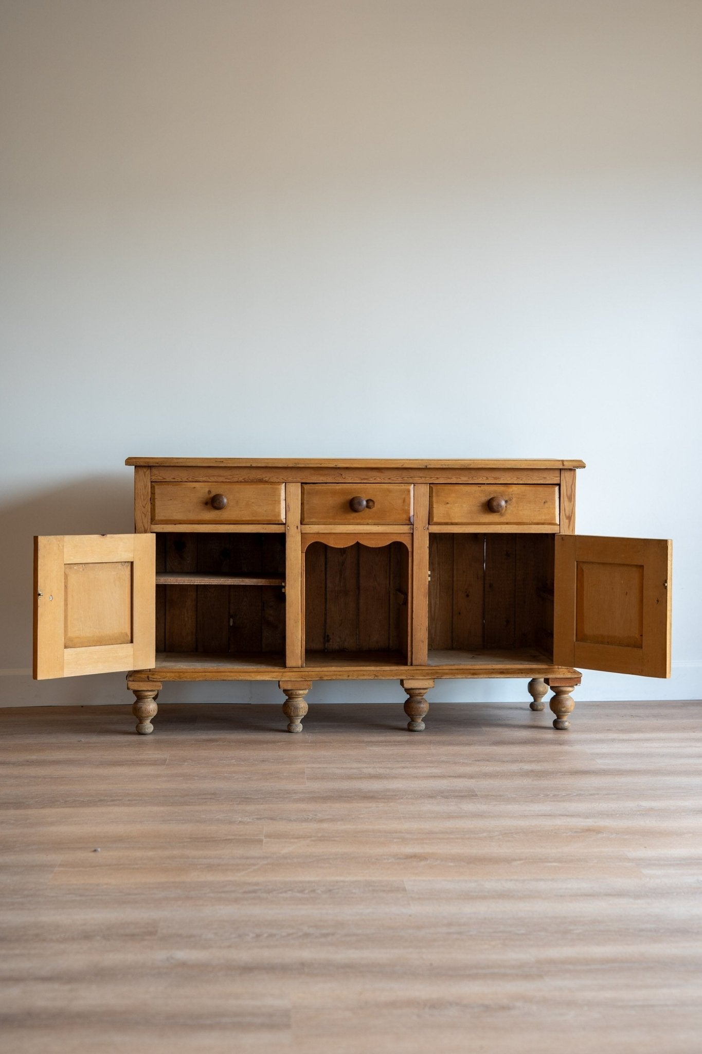 English Sideboard With Scallop - IDYLL MANOR