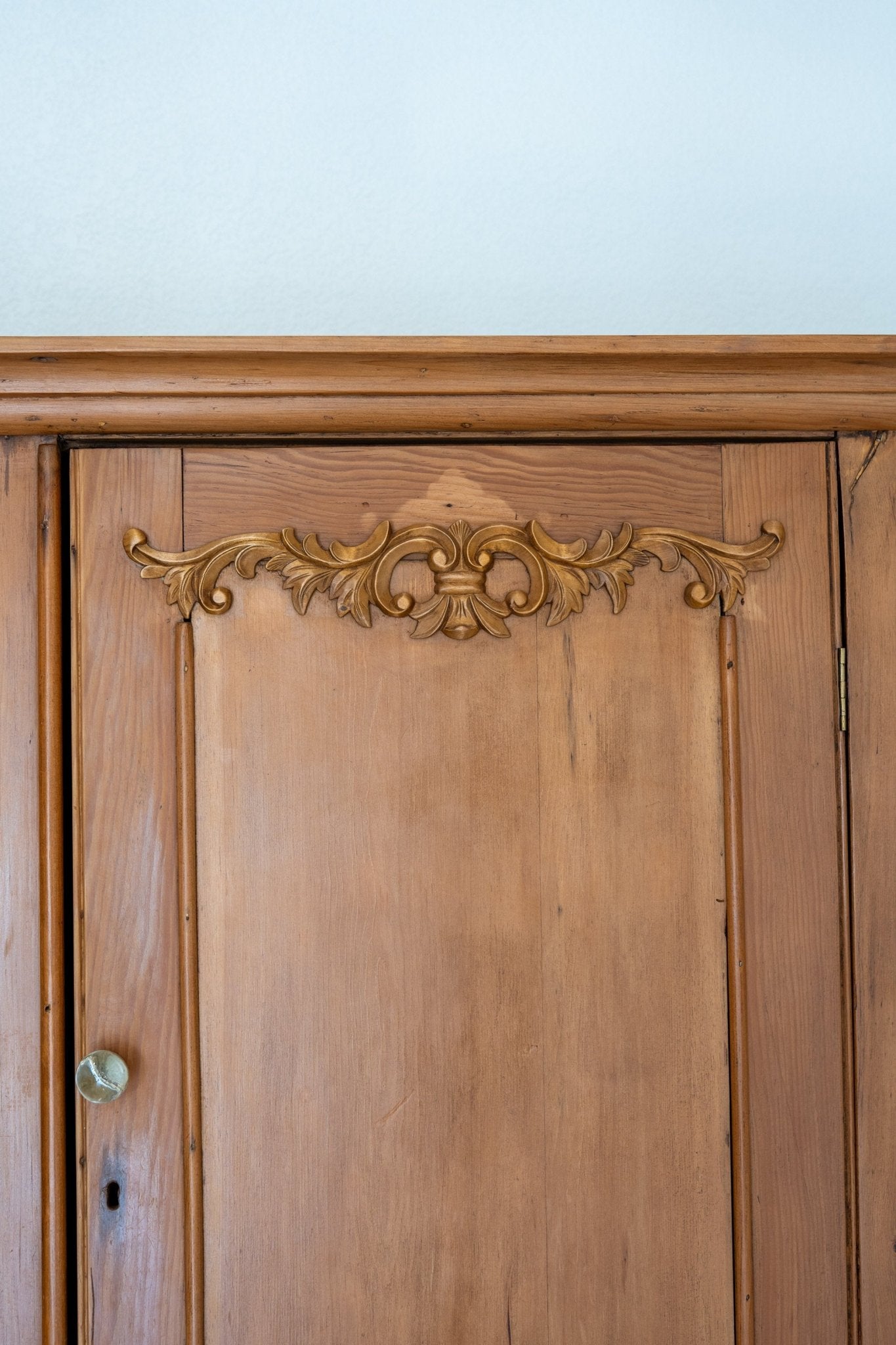 Linen Cupboard with Ornament - IDYLL MANOR