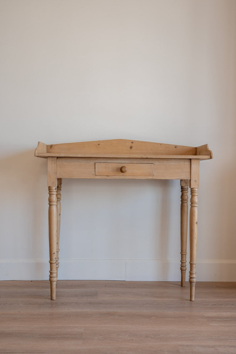 Corner Table - IDYLL MANOR
