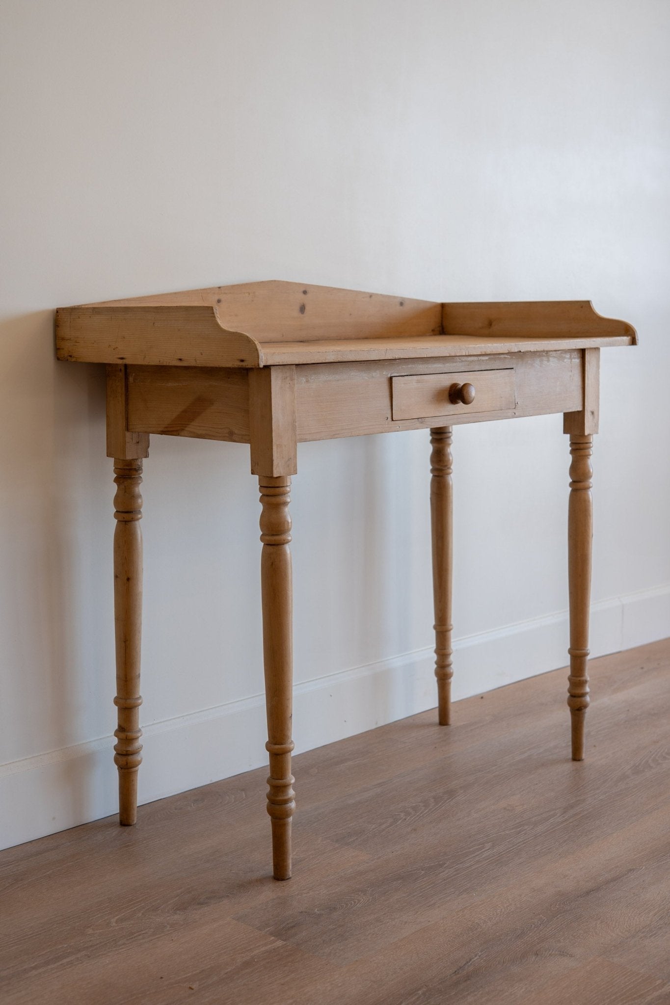 Corner Table - IDYLL MANOR