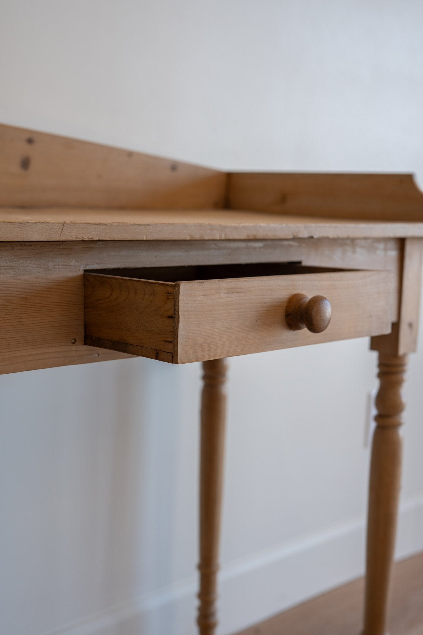 Corner Table - IDYLL MANOR