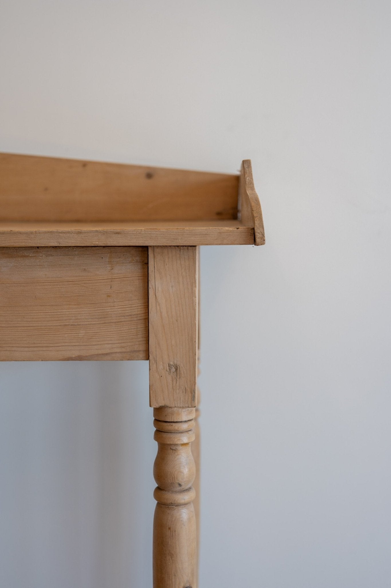 Corner Table - IDYLL MANOR