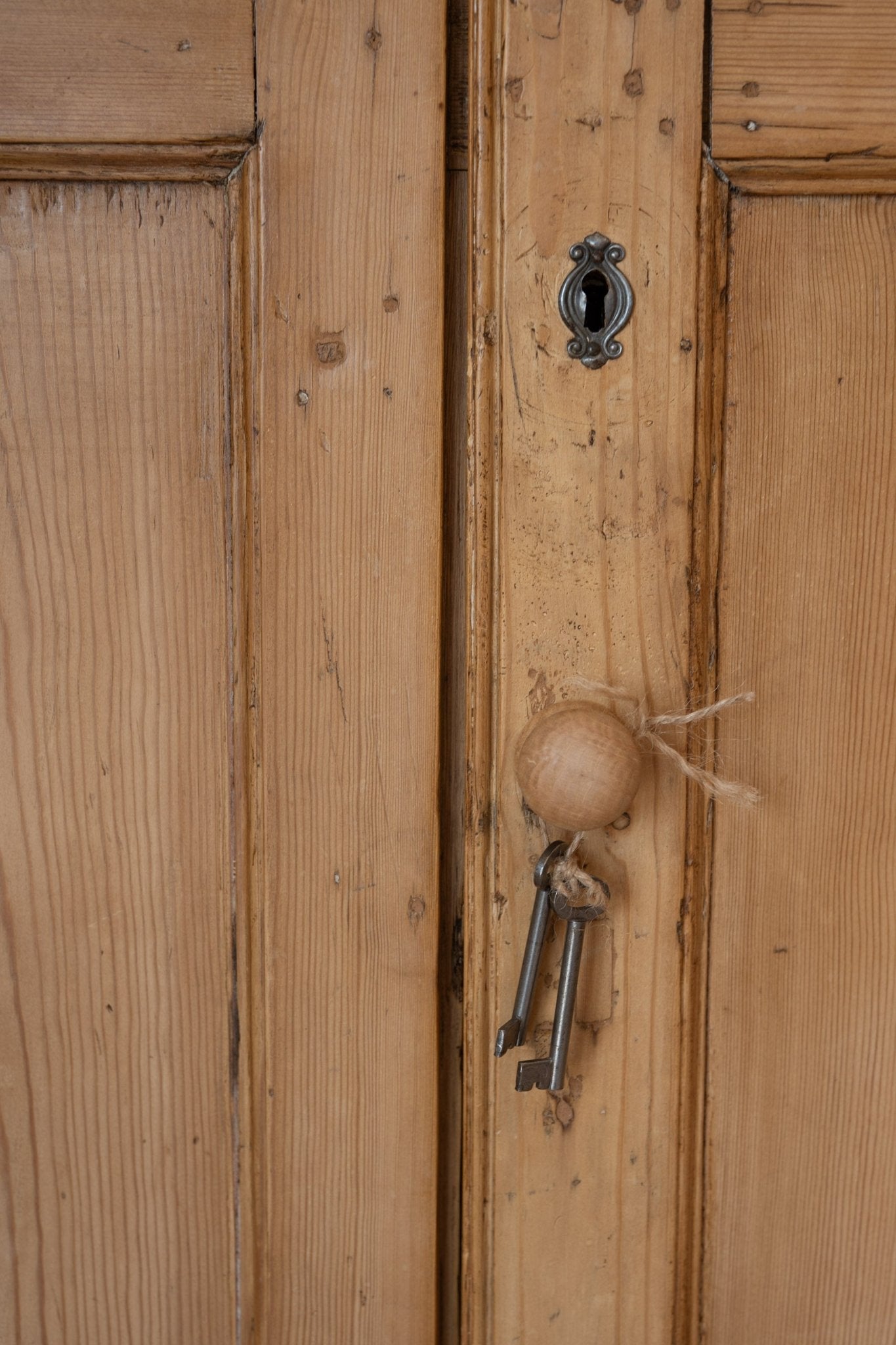 Pine Linen Cupboard - IDYLL MANOR