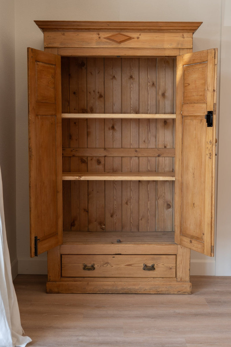 Pine Linen Cupboard - IDYLL MANOR