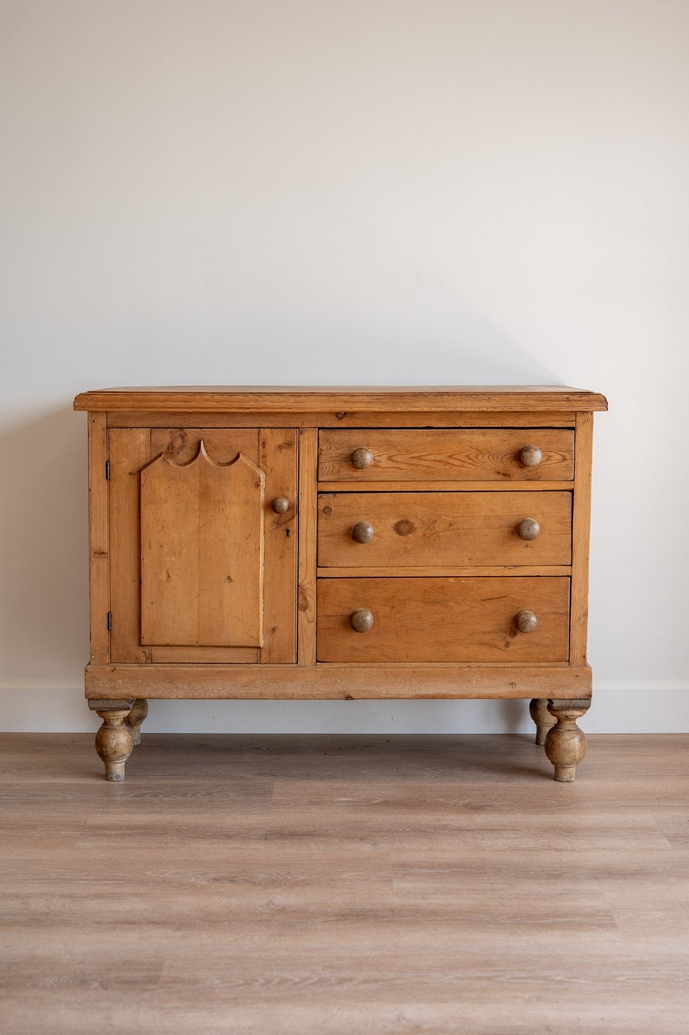 English Country Pine Cabinet - IDYLL MANOR