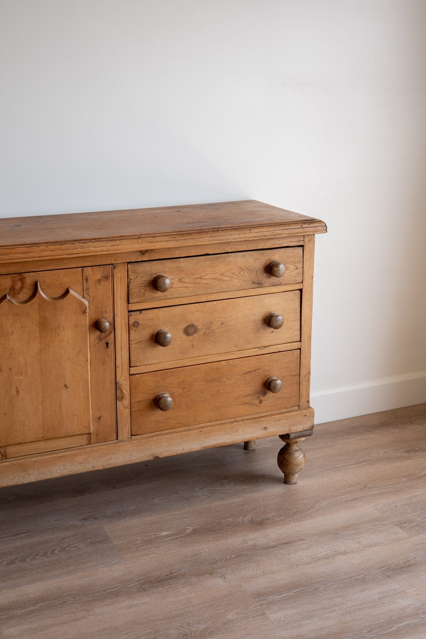 English Country Pine Cabinet - IDYLL MANOR
