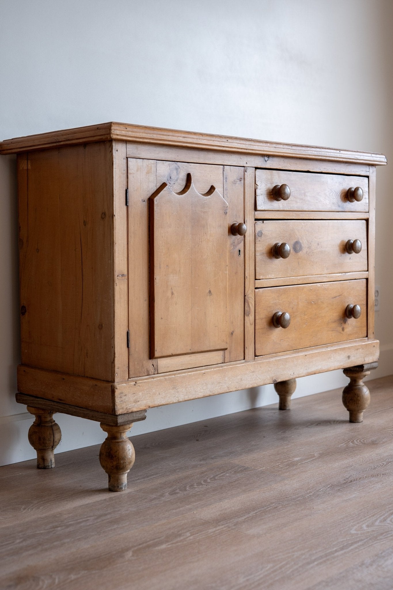 English Country Pine Cabinet - IDYLL MANOR