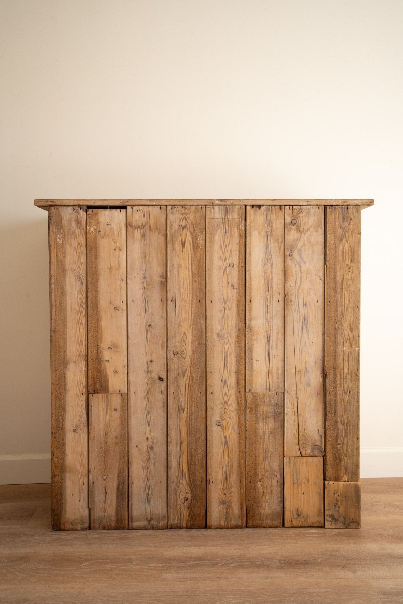 Scalloped Shelves Bookcase - IDYLL MANOR