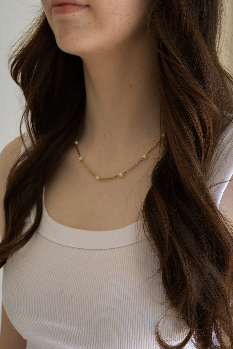 Dainty Gold Pearl Choker - IDYLL MANOR