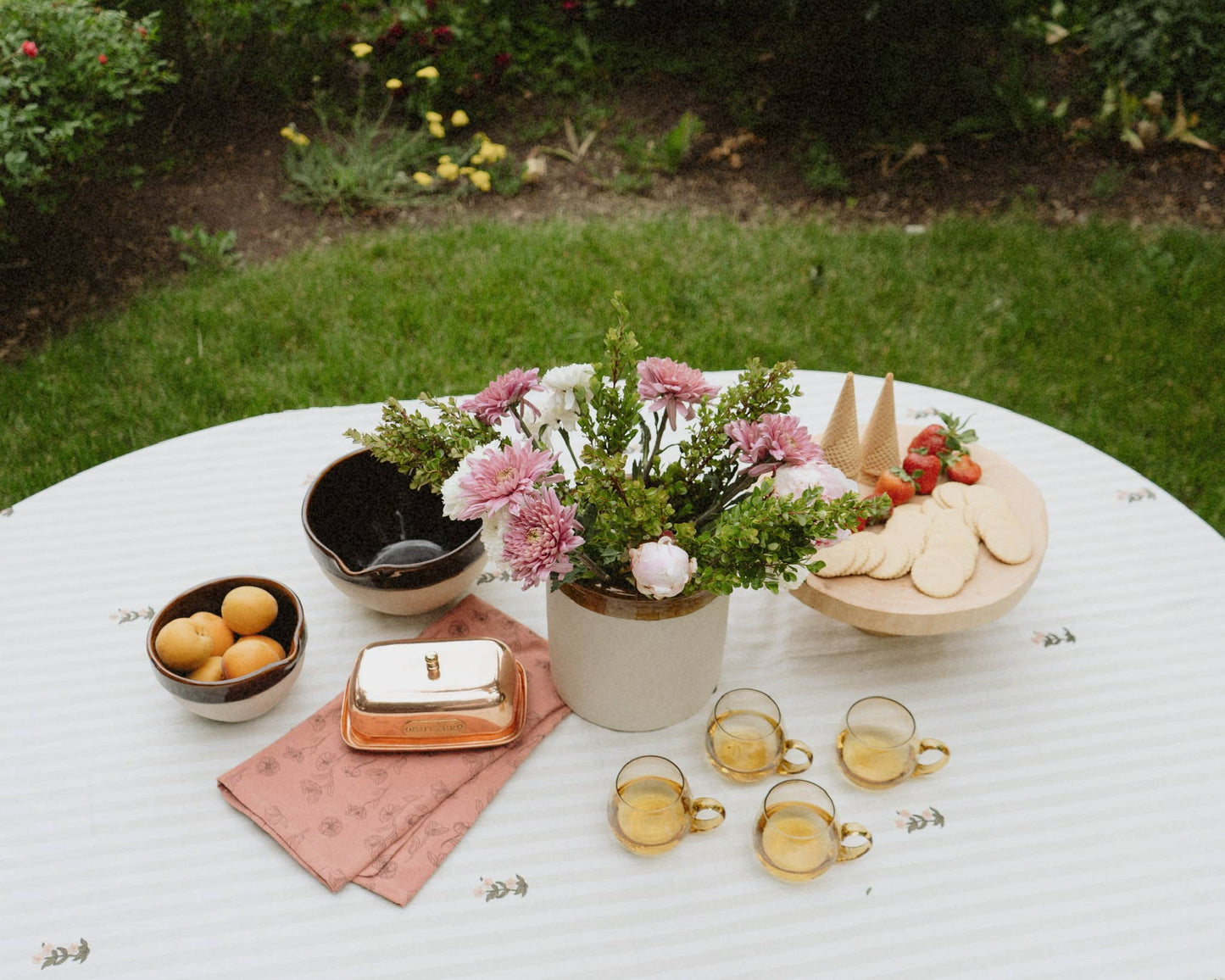 Frances Ruffled Tablecloth - IDYLL MANOR