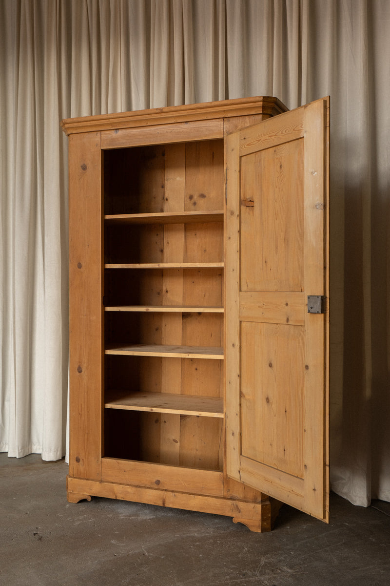 Antique English Kitchen Pantry/Linen Cupboard | 5 Shelves - IDYLL MANOR