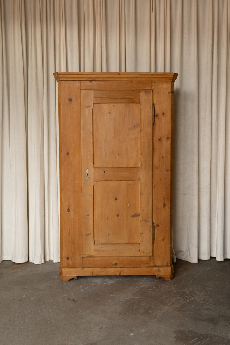 Antique English Kitchen Pantry/Linen Cupboard | 5 Shelves - IDYLL MANOR