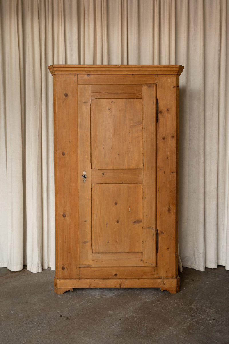 Antique English Kitchen Pantry/Linen Cupboard | 5 Shelves - IDYLL MANOR