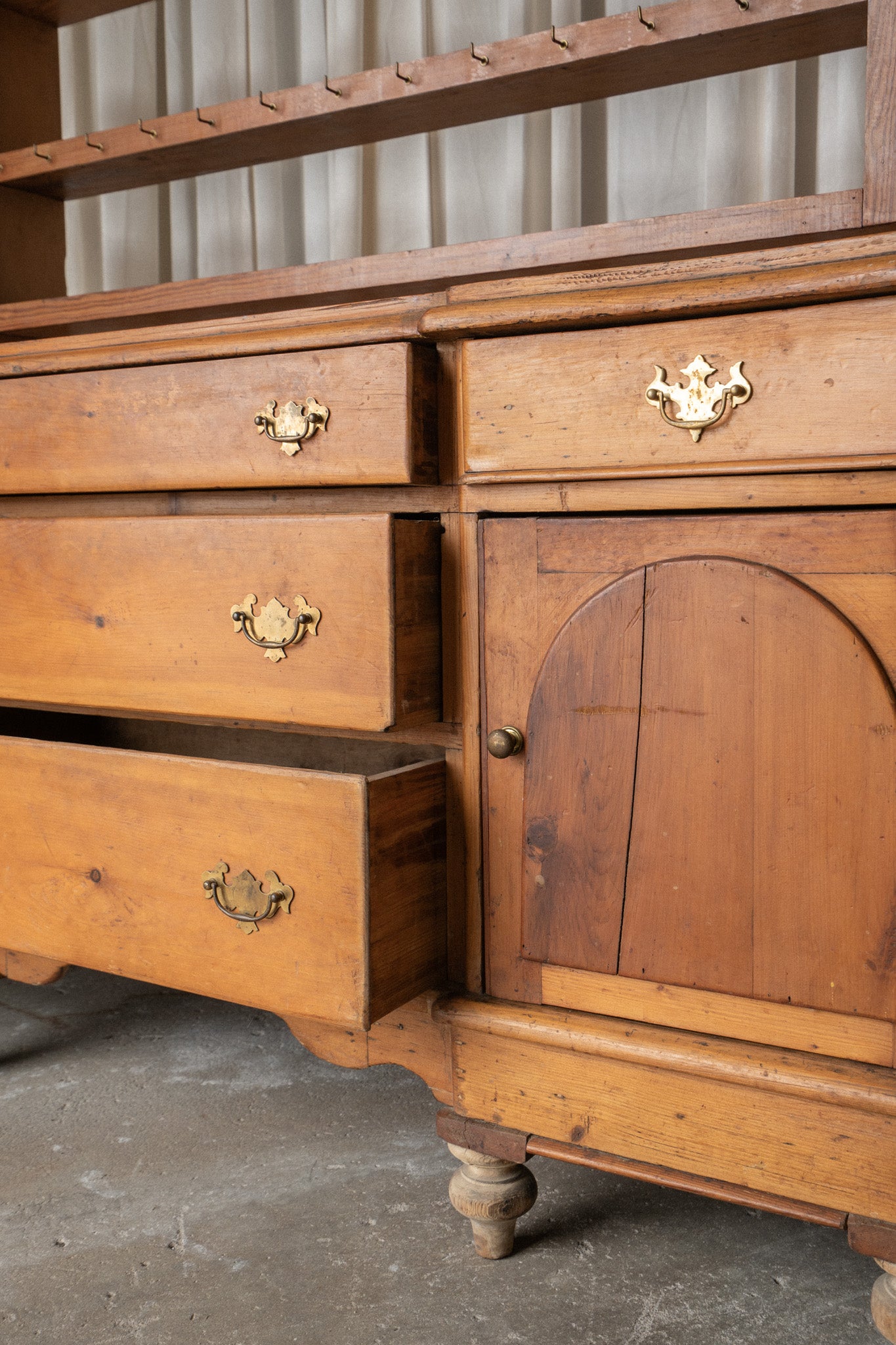 Amber Kitchen Dresser | Open Shelving - IDYLL MANOR