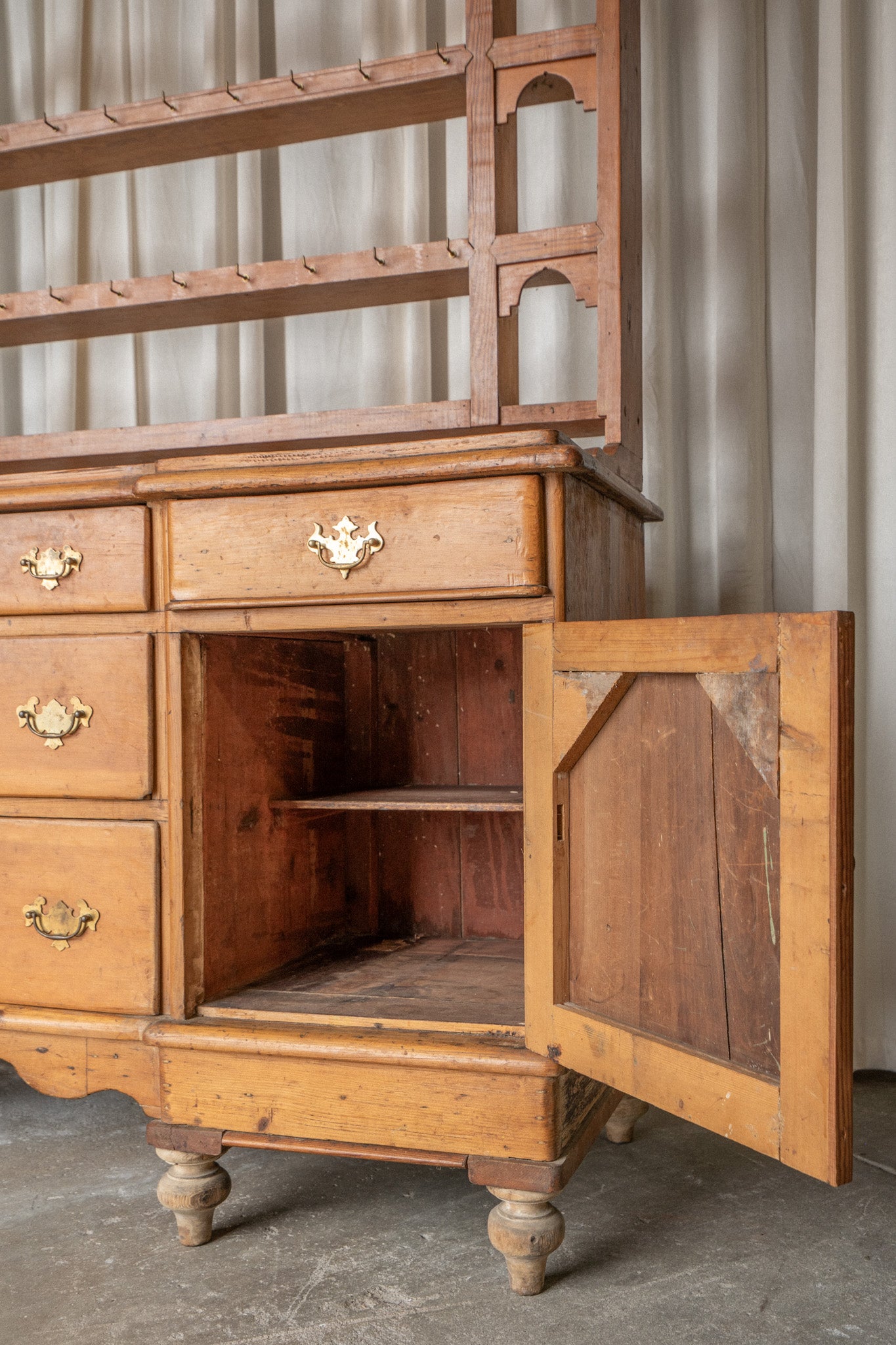Amber Kitchen Dresser | Open Shelving - IDYLL MANOR
