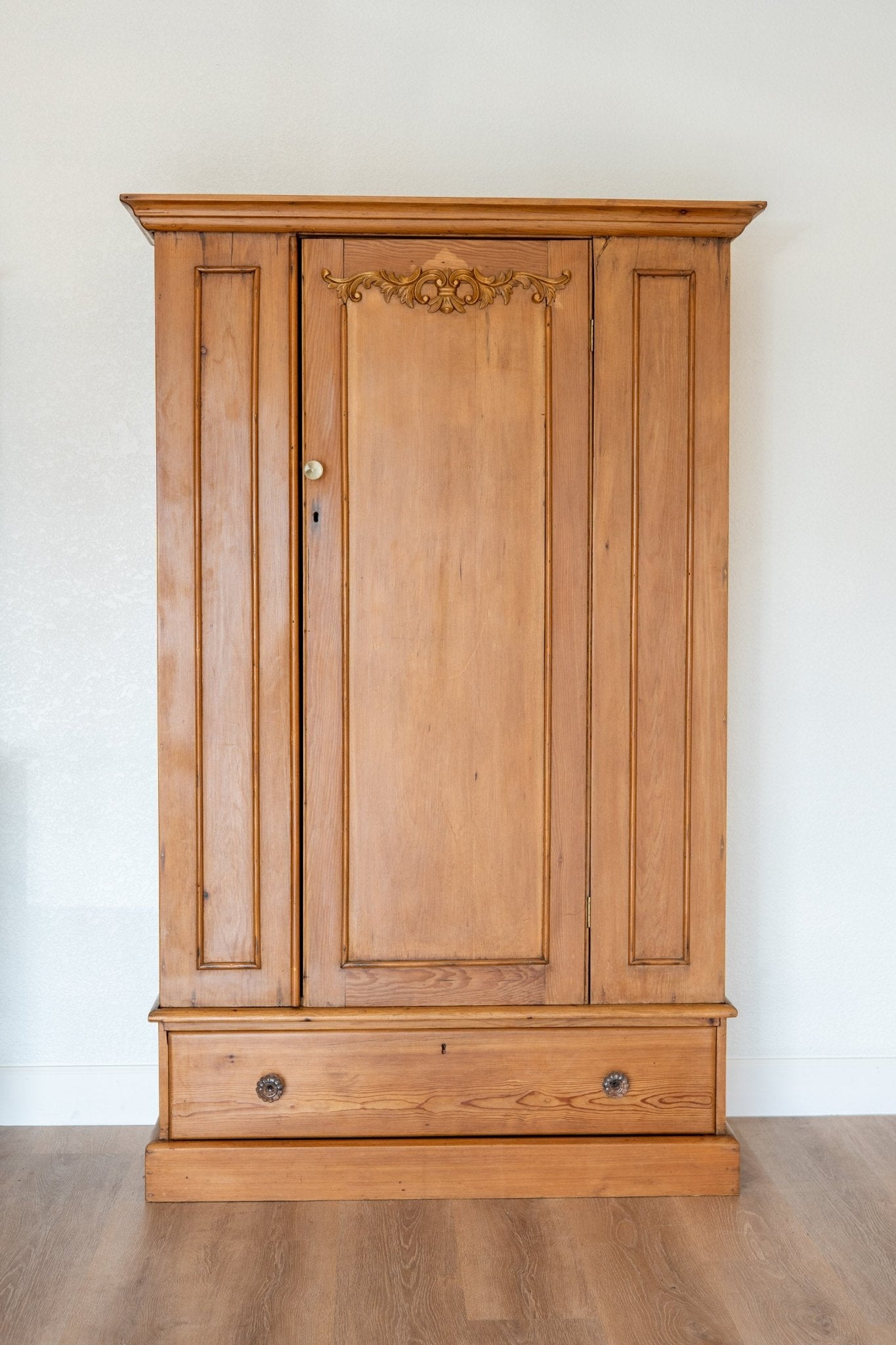 Linen Cupboard with Ornament - IDYLL MANOR
