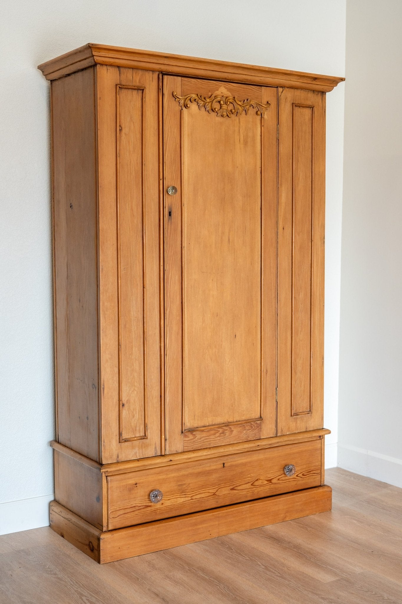 Linen Cupboard with Ornament - IDYLL MANOR