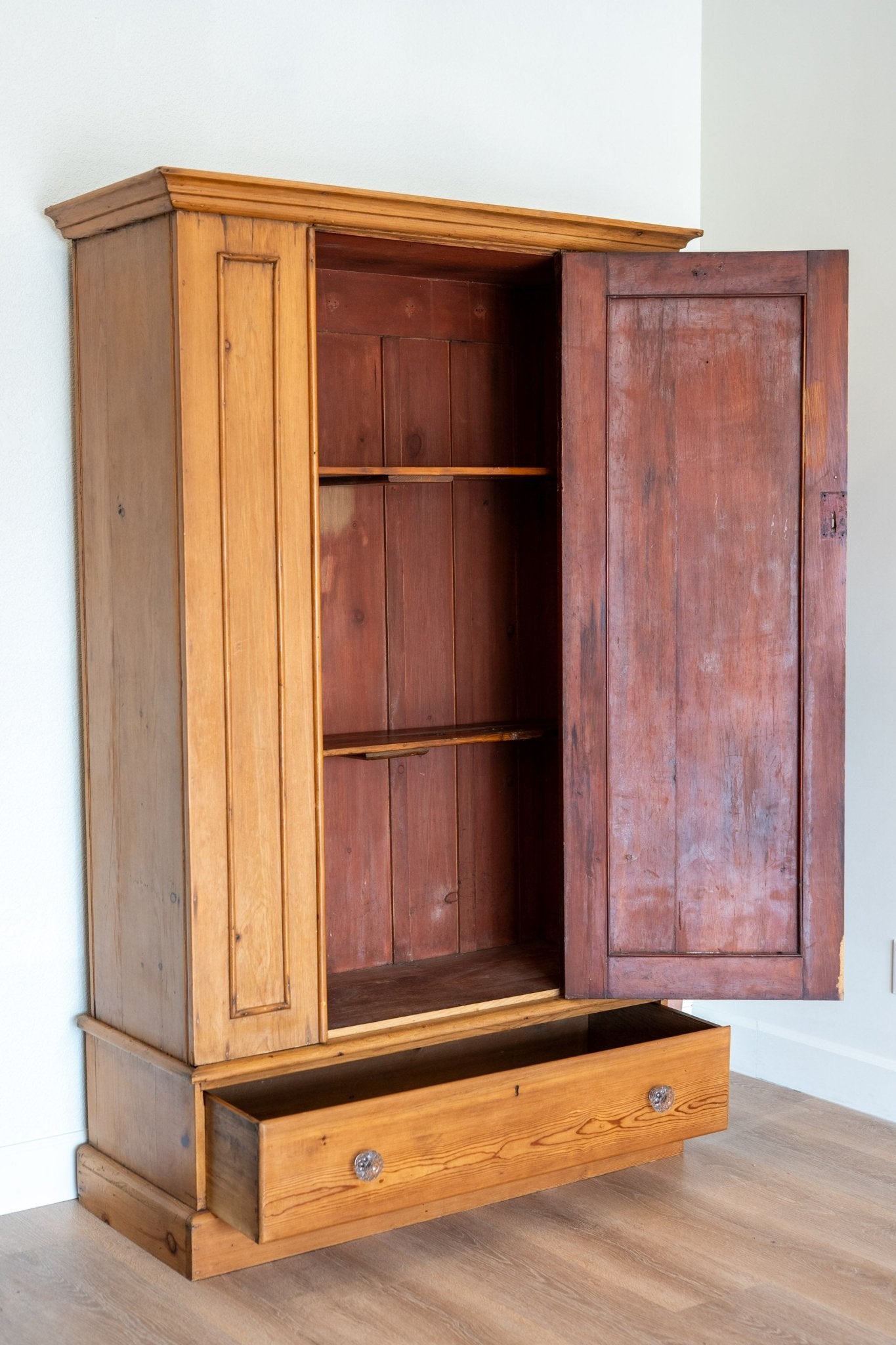 Linen Cupboard with Ornament - IDYLL MANOR