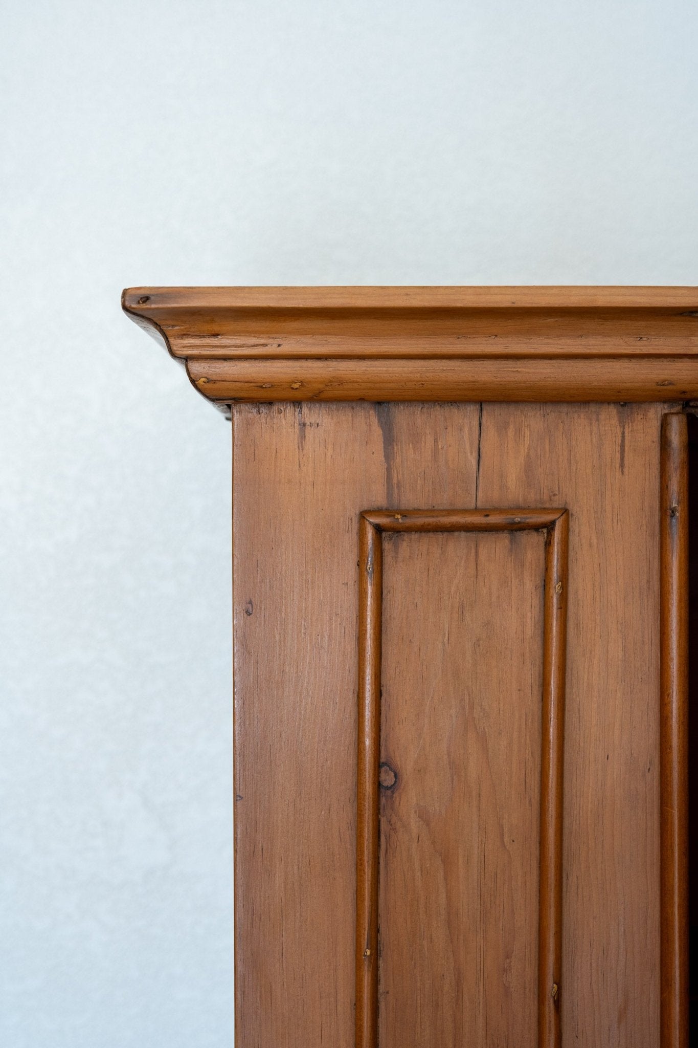 Linen Cupboard with Ornament - IDYLL MANOR