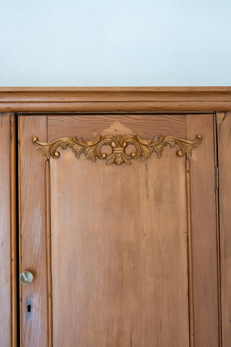 Linen Cupboard with Ornament - IDYLL MANOR