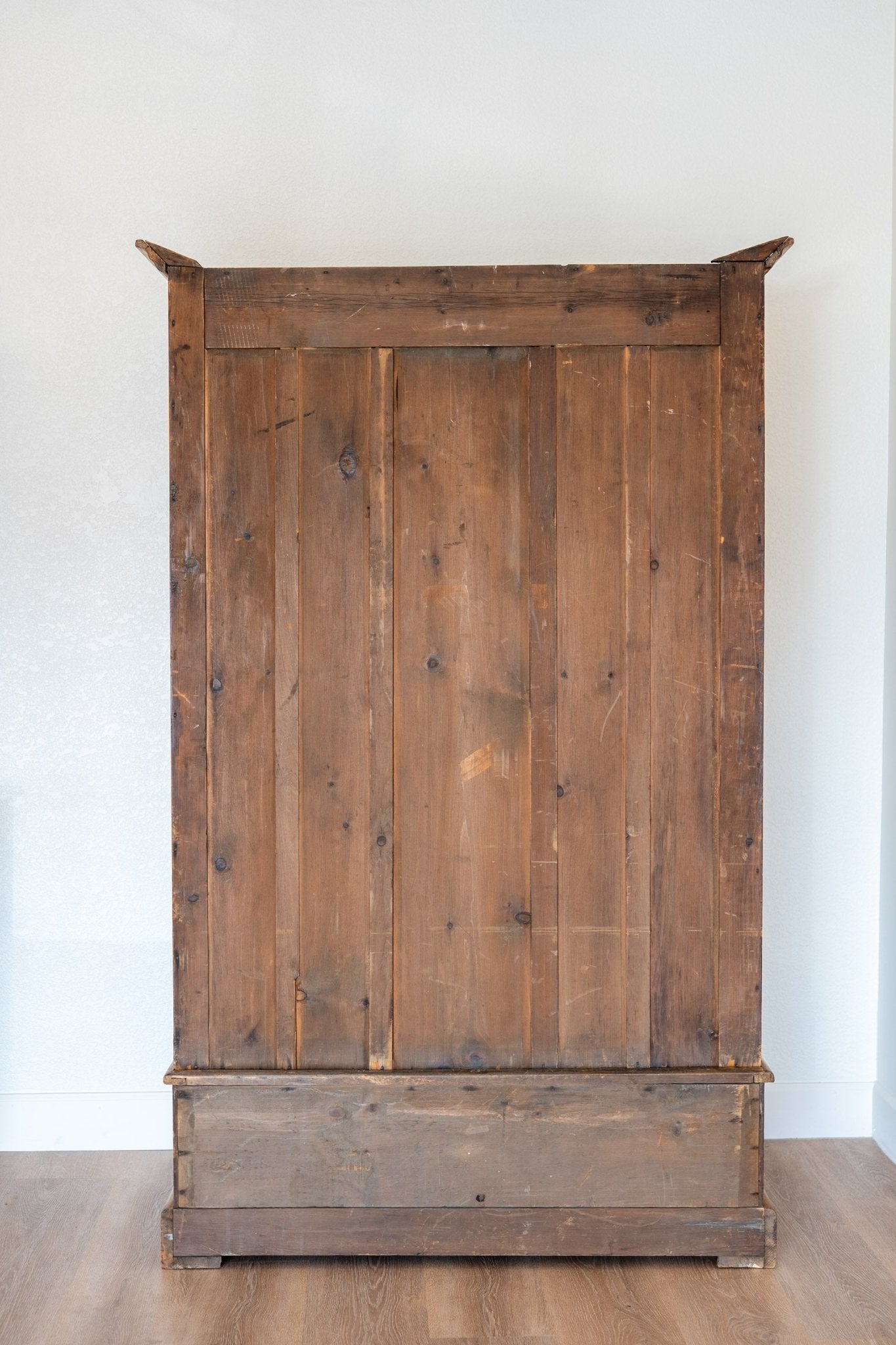 Linen Cupboard with Ornament - IDYLL MANOR
