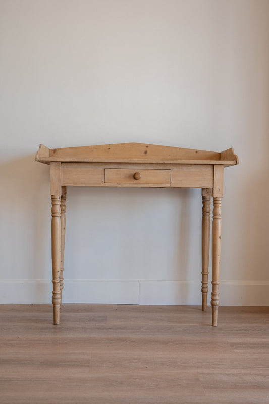 Corner Table - IDYLL MANOR