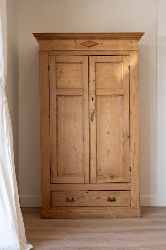 Pine Linen Cupboard - IDYLL MANOR