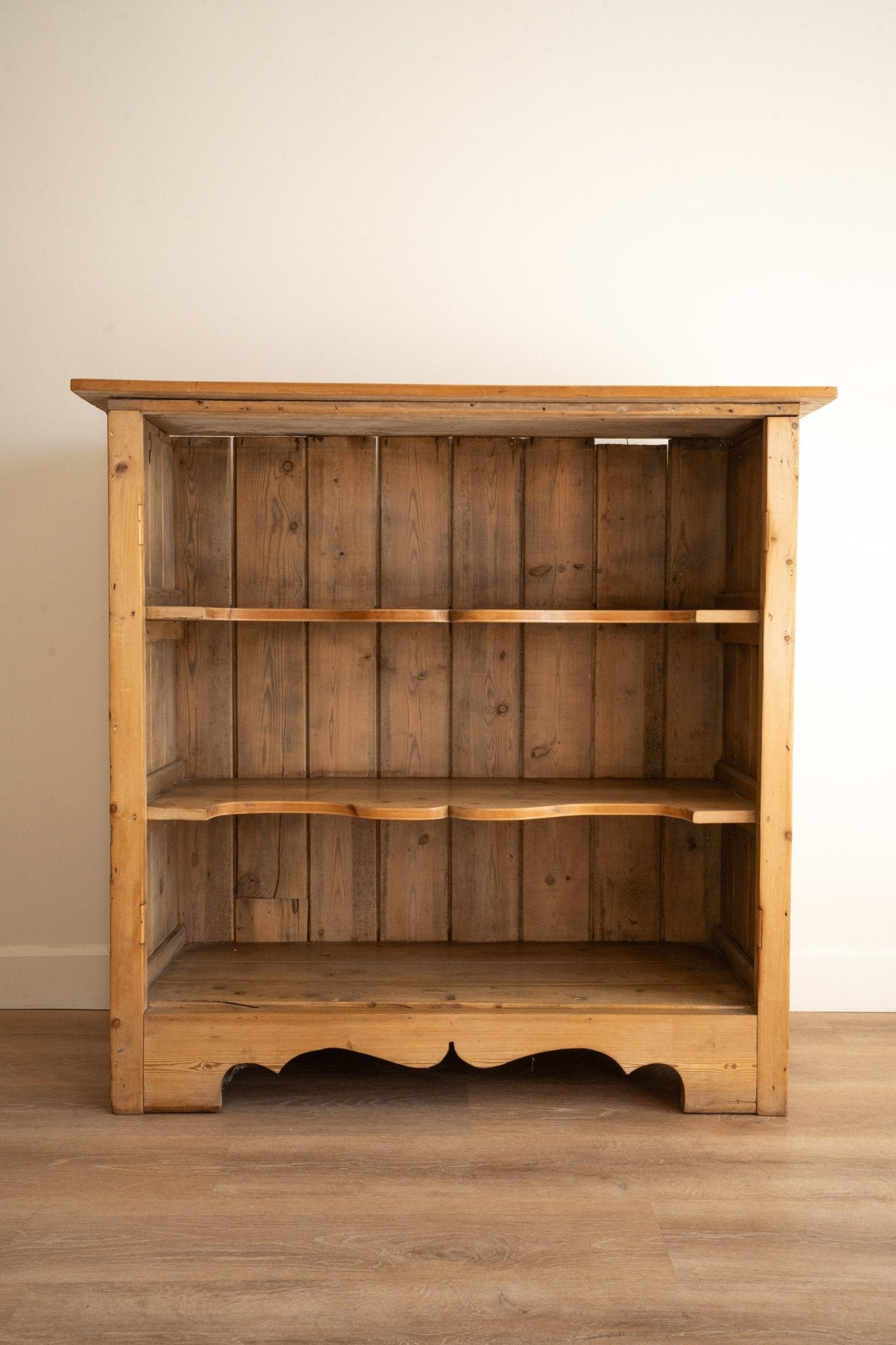 Scalloped Shelves Bookcase - IDYLL MANOR