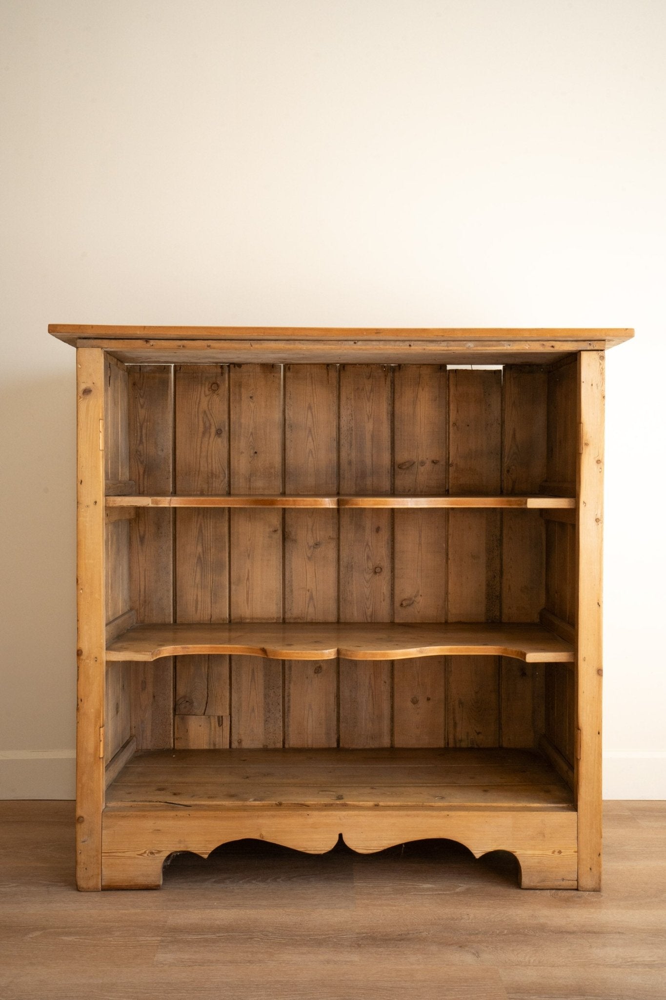 Scalloped Shelves Bookcase - IDYLL MANOR