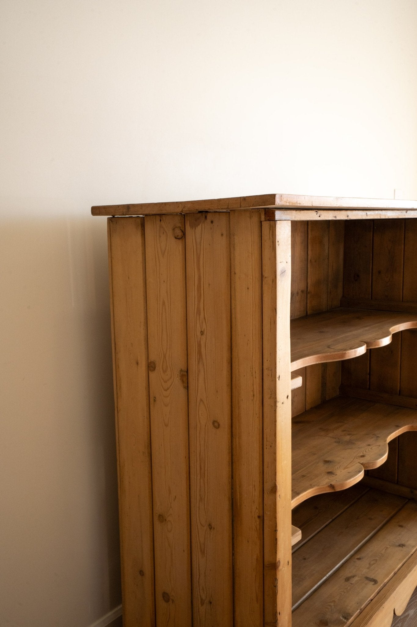 Scalloped Shelves Bookcase - IDYLL MANOR