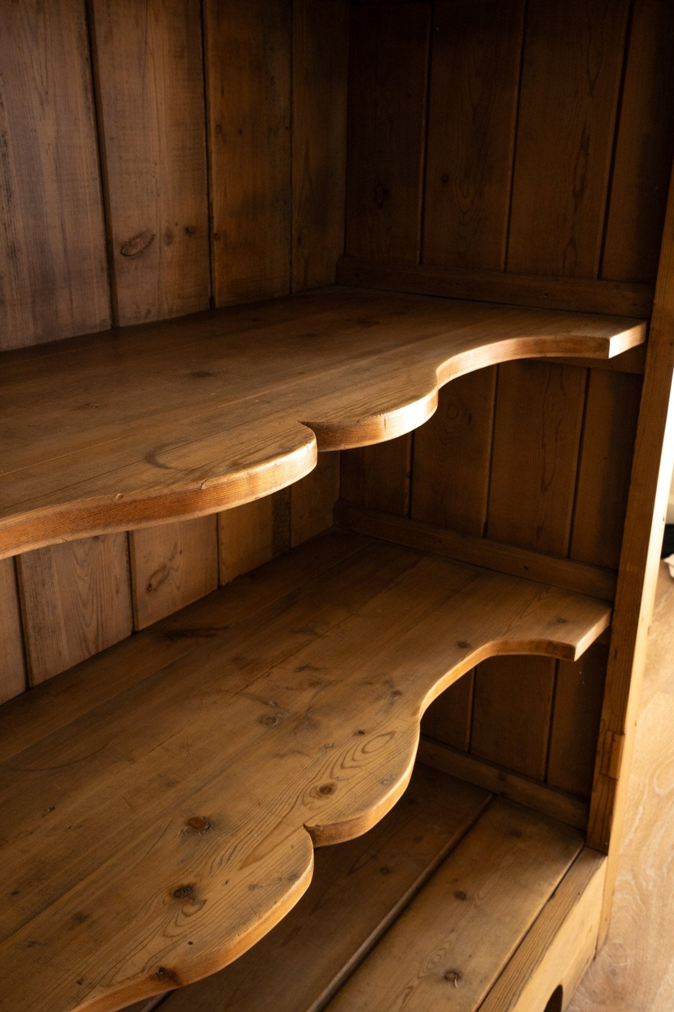 Scalloped Shelves Bookcase - IDYLL MANOR