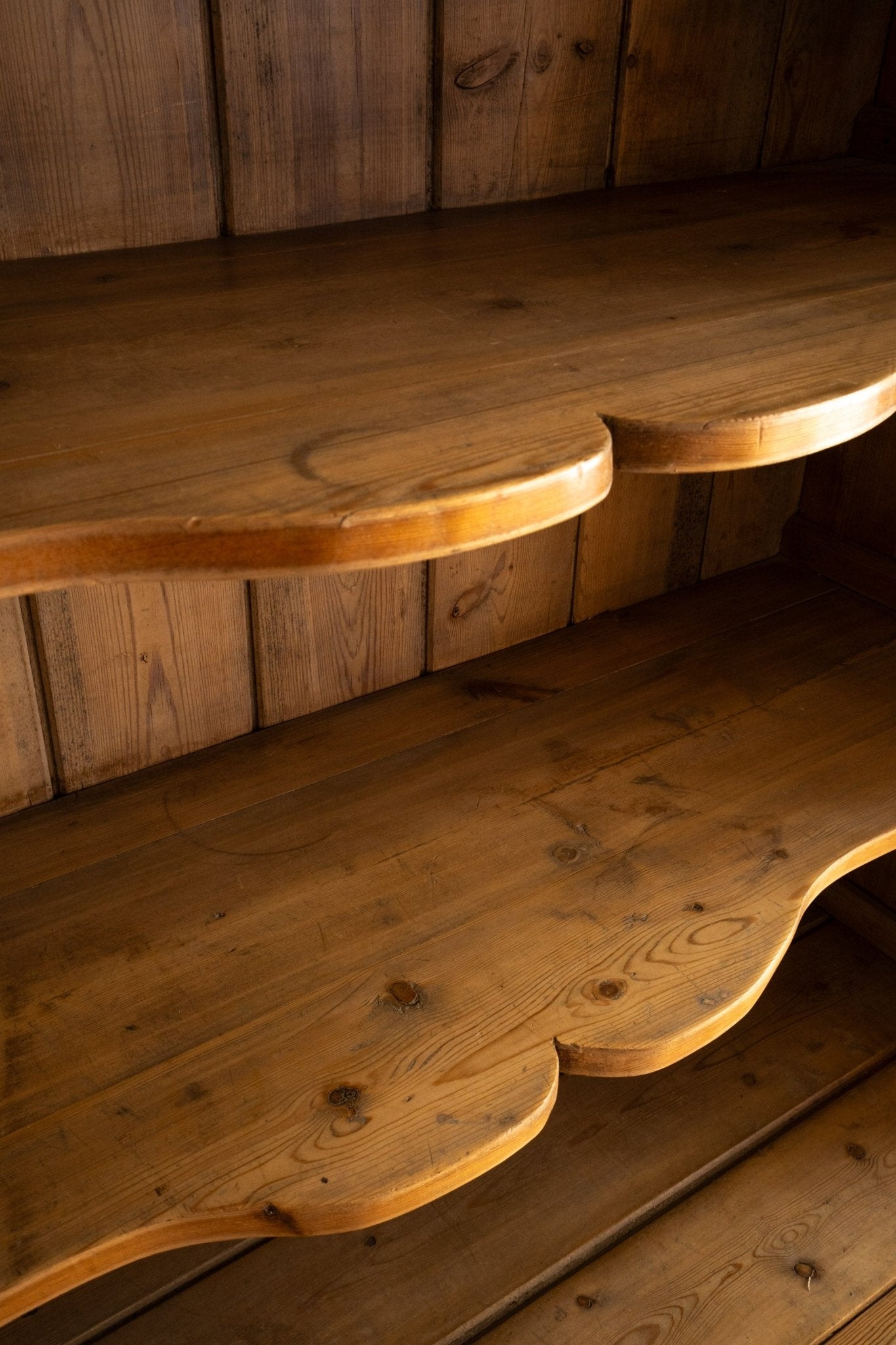 Scalloped Shelves Bookcase - IDYLL MANOR