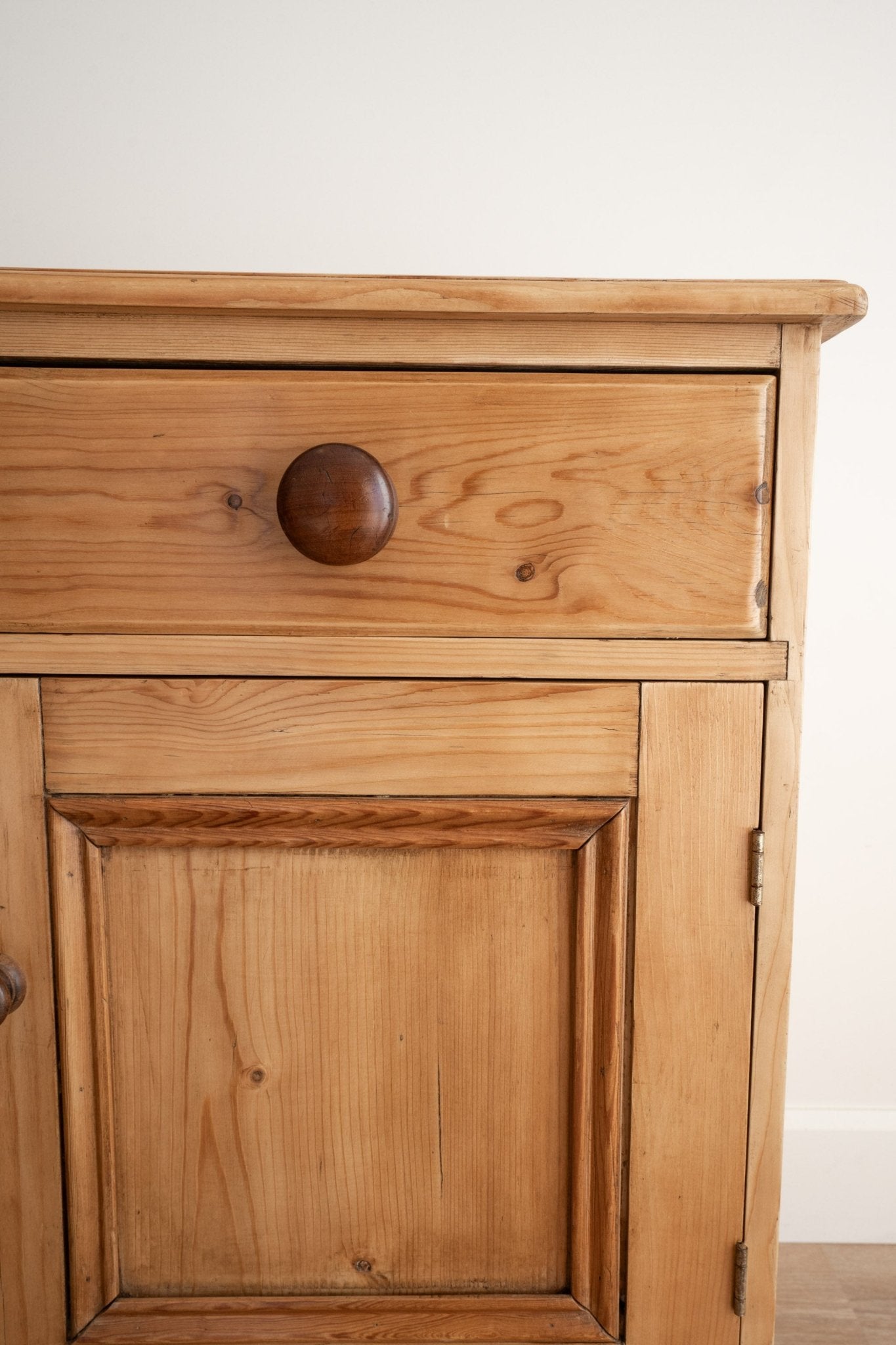 Pine Sideboard | Dark Knobs - IDYLL MANOR