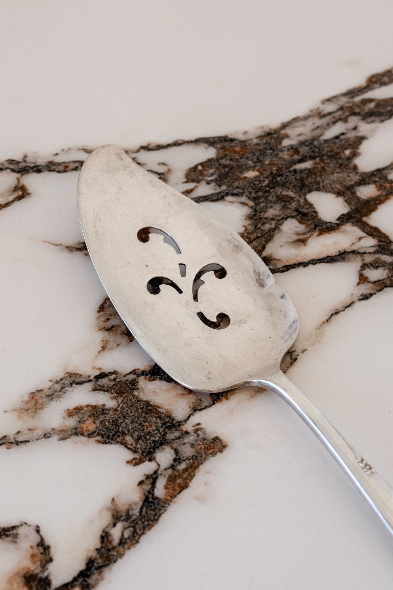 Vintage Cake Server - IDYLL MANOR