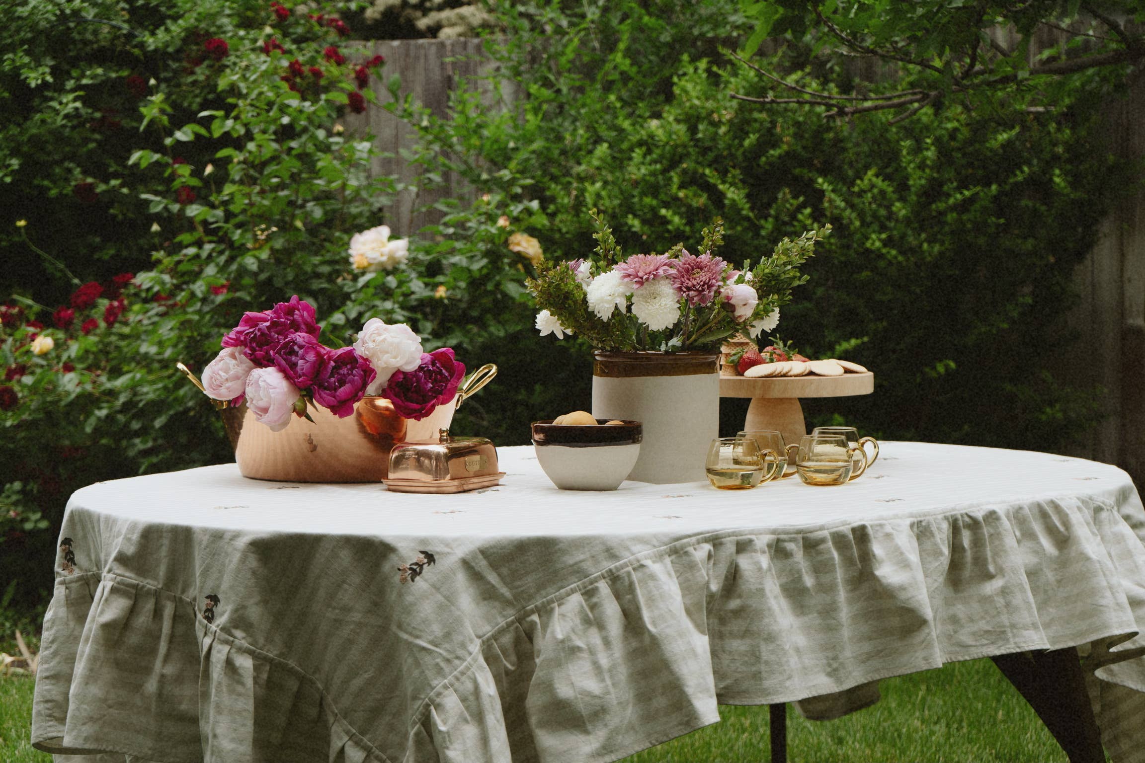 Frances Ruffled Tablecloth - IDYLL MANOR