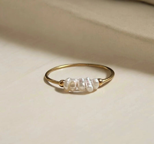 Dainty Pearl Ring - IDYLL MANOR